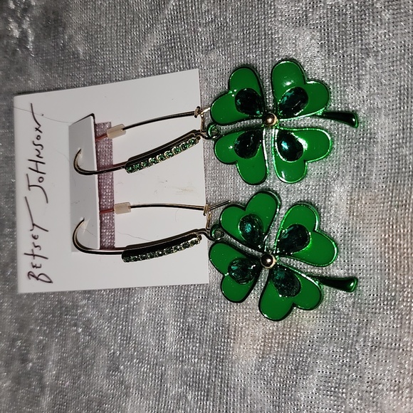 ☘️✨️💚NWT BETSEY JOHNSON SHAMROCK / CLOVER EARRINGS 💚✨️☘️ - Picture 2 of 8